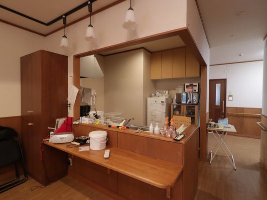 キッチンカウンターと棚のある部屋