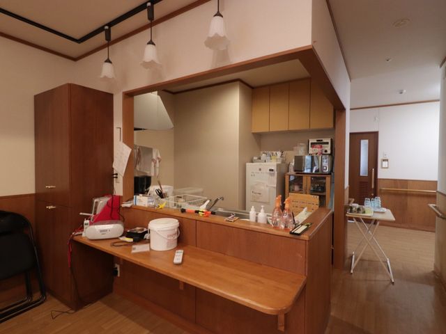キッチンカウンターと棚のある部屋 カウンターキッチン 清潔感のあふれるキッチンスペースで、共同でお料理をする楽しみも。日々の暮らしに彩りを与える場所です。