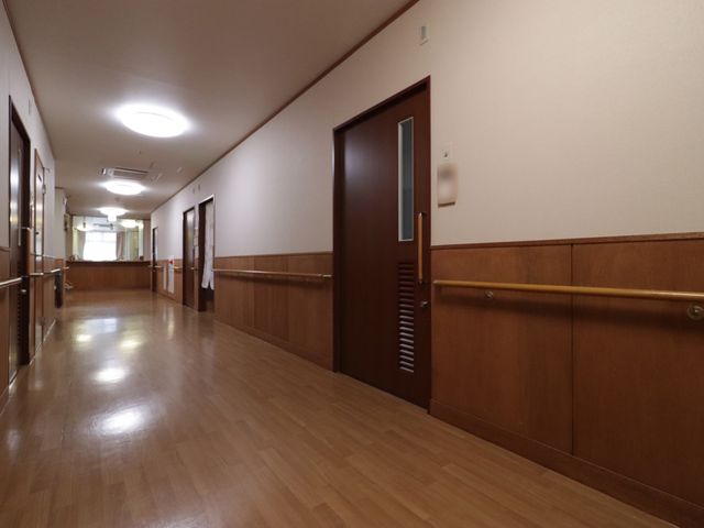 廊下の明るい様子 廊下 手すり付きの広々とした通路は、快適な移動をサポートします。レイアウトはゆとりを持たせ、安全に配慮されています。
