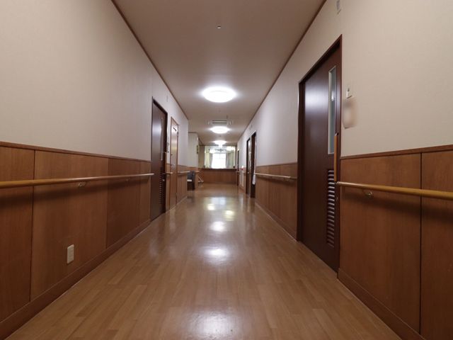 清潔感のある明るい廊下 廊下 ゆったりとした廊下が職員と利用者の円滑な移動を助けます。手すりも完備しており、安心して歩ける環境を整えています。