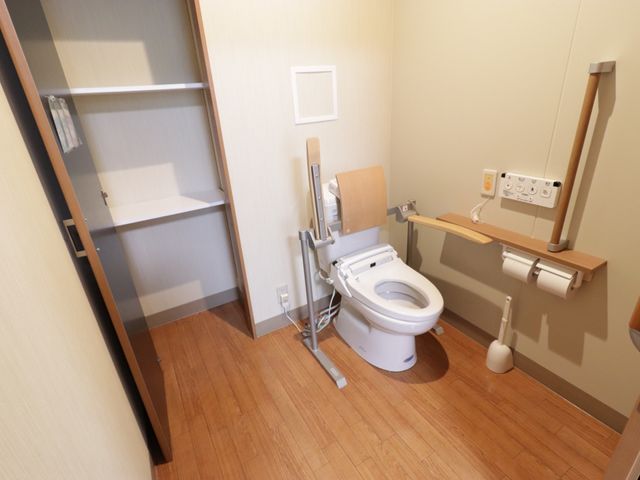 バリアフリートイレ設備 居室内トイレ 手すりが設置された清潔感のあるトイレスペースです。安全に配慮された快適な設備が整っています。
