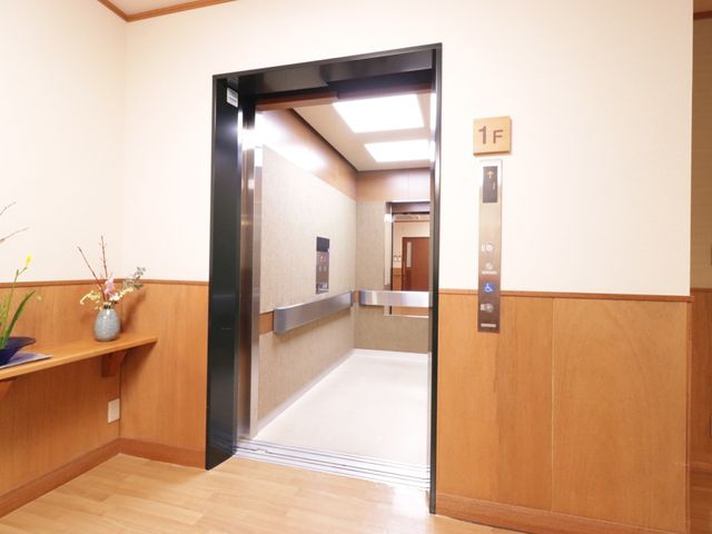 エレベーターホールの風景 エレベーターホール 清潔感のあふれるエレベーターホールです。お花が彩りを添え、ゆったりと空間が広がっています。