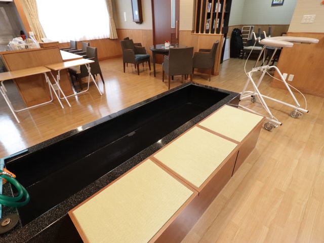 和室の畳と掘りごたつ 食堂 掘りごたつ付きの和室でゆっくりとくつろぐことができます。温かみのある空間がくつろぎの時間を提供しています。