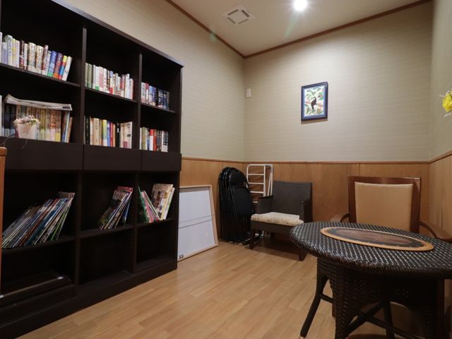 快適な休憩室の角部分 図書コーナー ゆったりとした椅子が並ぶ休憩室では、本を読んだり、くつろいだりする時間を過ごすことができます。