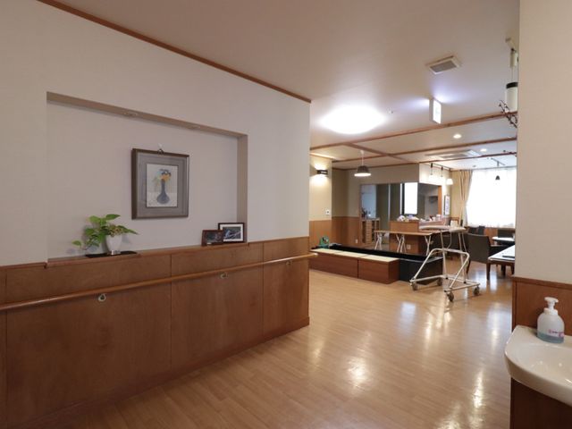 広々とした共有スペース 廊下 手すり付きの壁や広い通路が特徴の共有エリアです。利用者の方々が安全にくつろげるよう、ゆとりのある設計になっています。