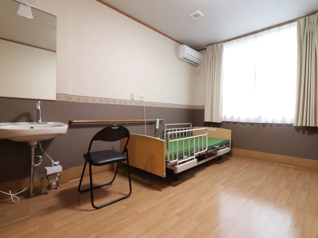 居室の清潔な室内 居室 機能的なレイアウトの居室です。窓から自然光が差し込み、落ち着いた雰囲気が保たれています。