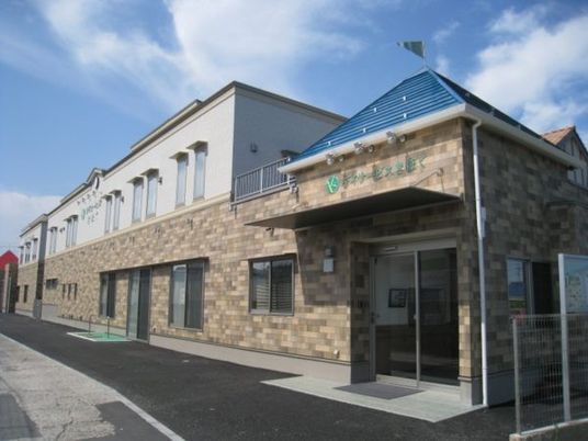 明るい外観の建物  