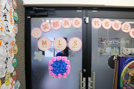 人が集まるエントランス