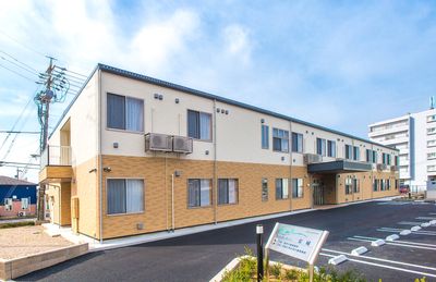 明るい外観の建物