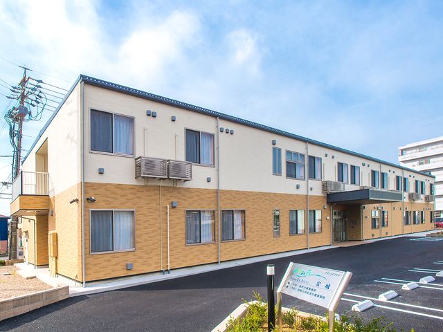 明るい外観の建物 外観 快適な居住空間が広がる、清潔感あふれる施設の建物です。車椅子でも便利に利用可能です。