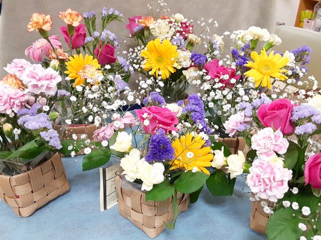 色とりどりの花々 内観 華やかな花々が飾られ、心が和む空間になっています。生き生きとした色彩が楽しめます。