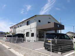 明るい建物の外観