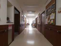明るい廊下と掲示物