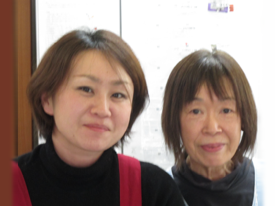 職員2人の面談室  