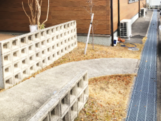 中庭の通路  
