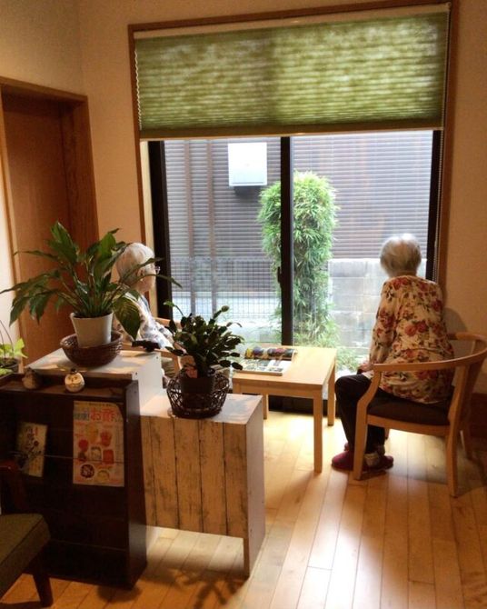 自然光差し込むラウンジ
