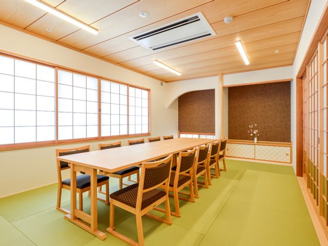 明るい和室の居室 居室 自然光がたっぷり入る和室です。広々とした空間で、落ち着いて業務に取り組めます。