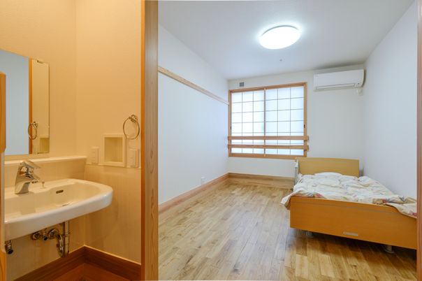 明るい木目調の居室