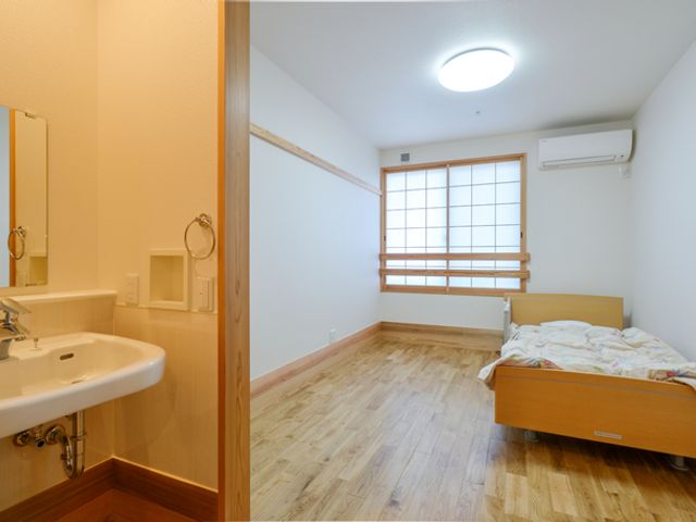 明るい木目調の居室 居室 落ち着いた木目調でまとめられた明るい部屋です。居室には使いやすい洗面台が完備されています。