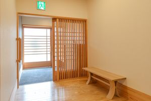 落ち着いた木製の廊下