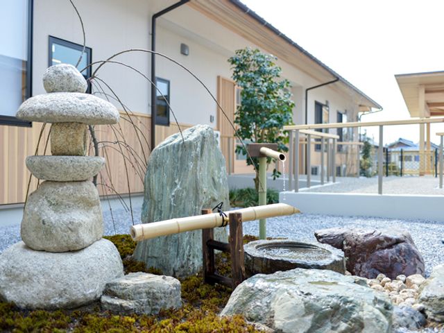 庭の景色 中庭 静かな庭が広がる空間です。忙しい合間に、ほっと一息つけるリラックスした雰囲気を提供します。