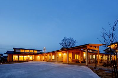 広がる建物の外観