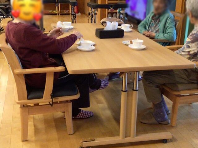 ダイニングルーム ダイニングルーム 広々とした食事スペースで、自然光が差し込み、穏やかに過ごせます。温かい雰囲気の中で交流を楽しめます。