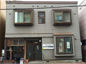 シンプルな建物の外観