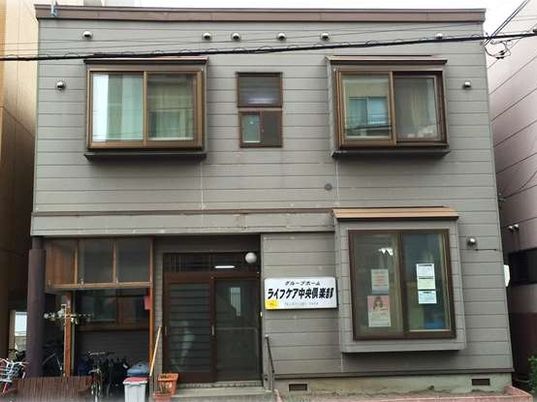 シンプルな建物の外観