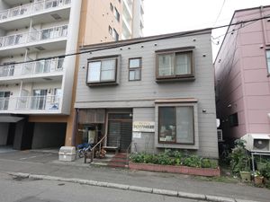 街中のシンプルな建物