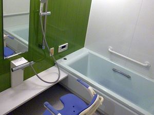 手すり付き浴室  