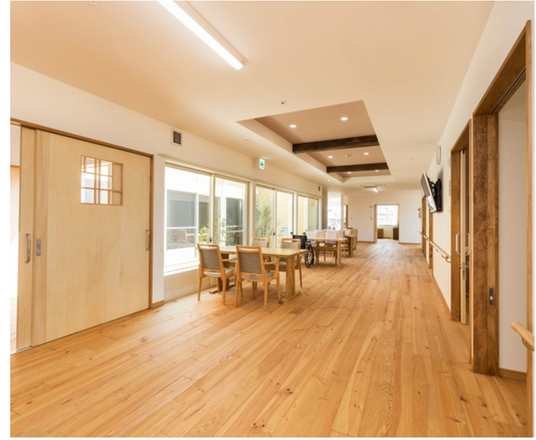 自然光が差し込む廊下