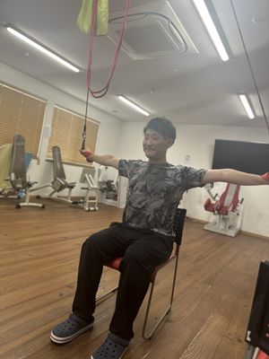 運動スペースで体操する人