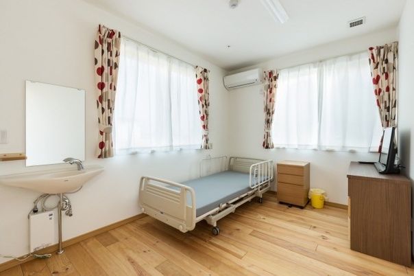 ベッドと洗面台の居室