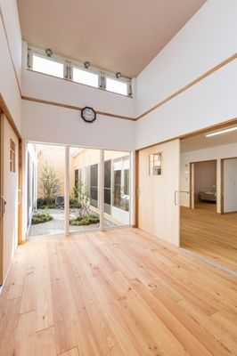 自然光が差し込む廊下