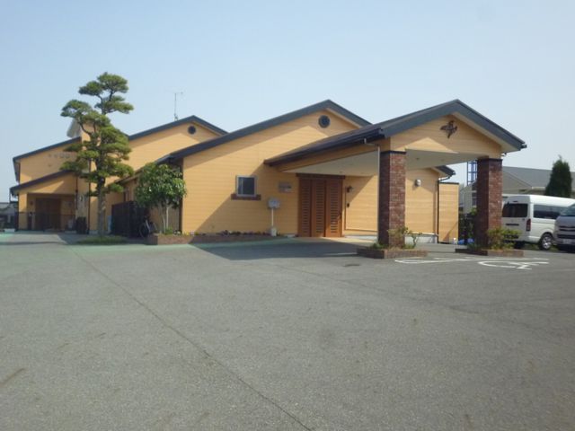 広々とした建物の外観 外観 明るく広々とした空間を持つ施設のエントランスです。段差のない入り口で訪れる人に優しい設計です。