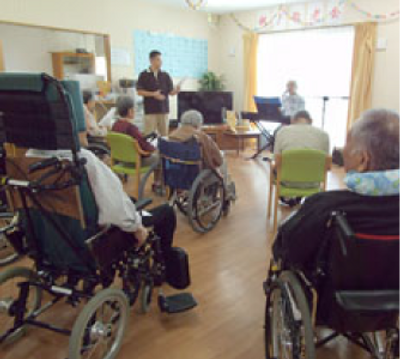 椅子が並ぶ明るい部屋