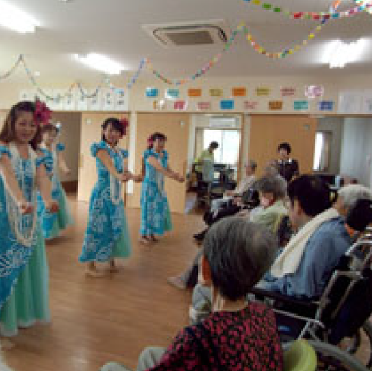 華やかなダンス披露の室内