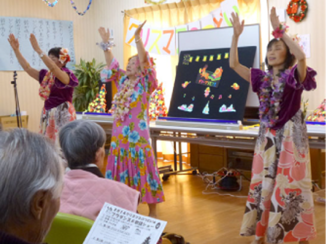 楽しいイベントが行われる部屋 多目的室 明るい多目的室で、イベントに参加者が集まり楽しいひと時を過ごしています。
