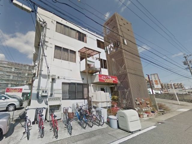 白と茶の建物の外観 外観 明るい日差しを浴びる、白と茶色の落ち着いた色合いの建物です。訪れる方々を暖かく迎え入れる、居心地の良い環境を提供しています。