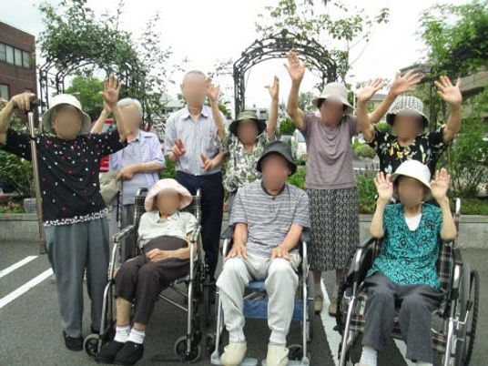 手を挙げる笑顔の集まり