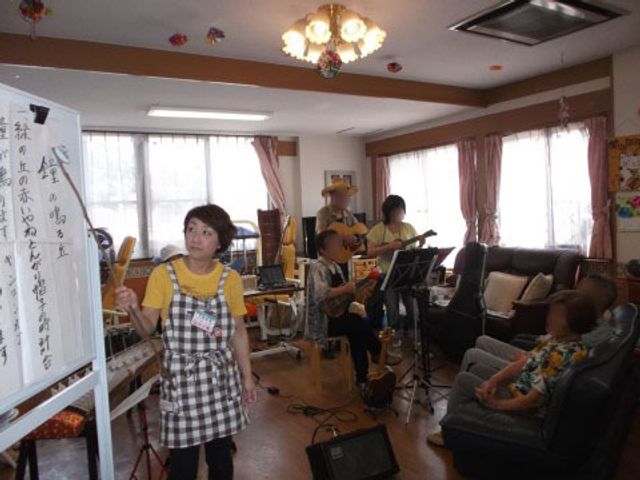 音楽イベントの様子 日常 広々とした空間で開かれる音楽イベントは、利用者様に心地よいひとときを提供しています。音楽の演奏を通じて、日々の潤いと楽しい交流の場が生まれています。