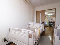 安全な柵のついた居室