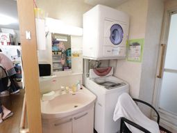 洗濯機と洗面台の設備
