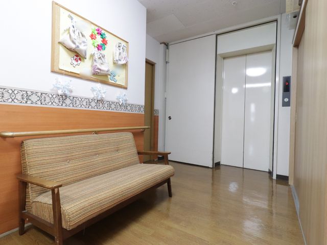 廊下に設置されたベンチとエレベーター エレベーター ゆとりある空間の廊下に、待ち時間も快適に過ごせるベンチが設置されています。ゆったりとした時間が流れるこの場所で、安らぎのひと時を過ごせそうです。