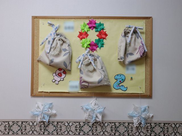 手作り工芸の掲示物 展示物 手作り感のあふれる工芸品を展示しており、温かみのある雰囲気を提供しています。利用者と職員の交流が感じられる空間です。