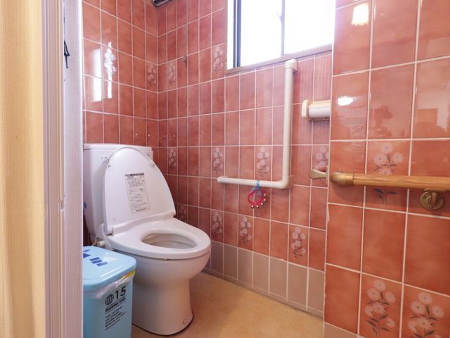 バリアフリートイレ トイレ 手すり付きのトイレは、安全に利用できるよう配慮されており、清潔感も保たれています。安心して日々の生活を送ることができる環境が整っています。