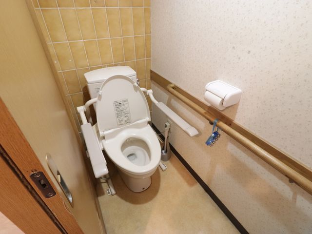 手すり付きのトイレ空間 トイレ 介護を必要とされる方にも配慮した使いやすいトイレです。手すりや余裕のある動線が、利用者の安心を支えます。