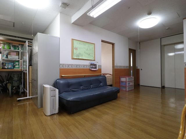 リラックスできる休憩スペース 通路 ゆったりとしたソファが配置された休憩スペースです。皆で集い、コミュニケーションを楽しむ場としてもご利用いただけます。