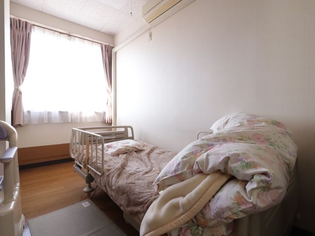 居室の一角 居室 ゆとりのある居室で、日差しが差し込む窓辺や、必要な設備が整っていますので、安心して生活ができます。